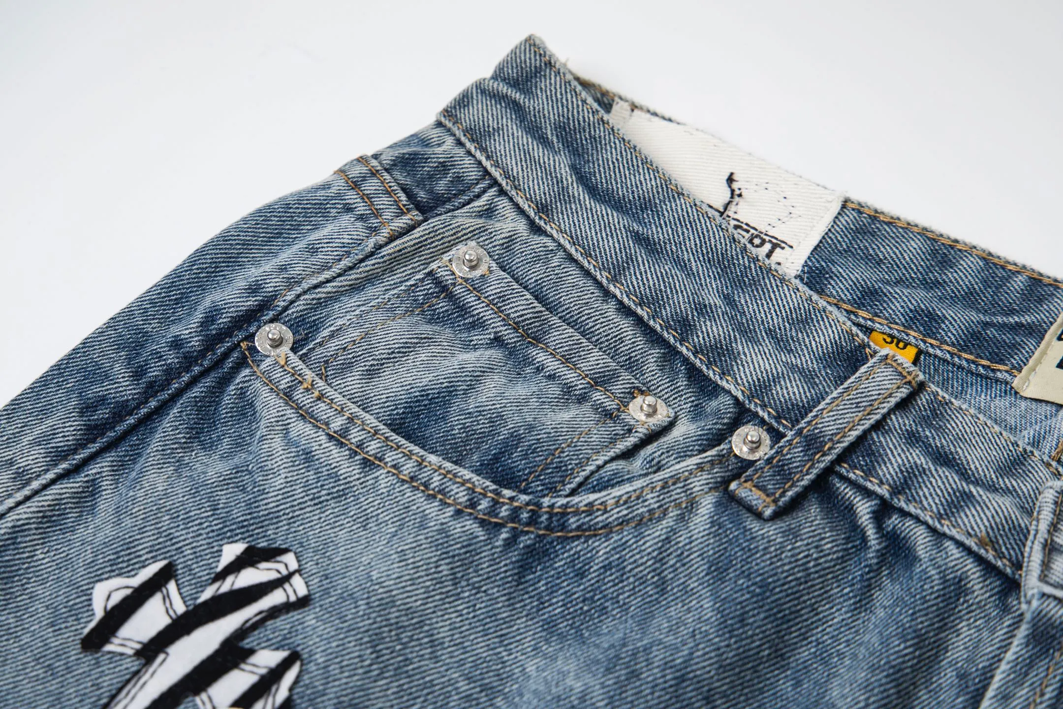 💰290 GALLERY DEPT & Chrome hearts Washed jeans with large logo and devil multi-label cross, truly restore the ultimate vintage texture, three-dimensional version, loose and comfortable, not picky about the figure, taller and slimmer, factory-made, original quality control, same style for men and women, can be matched with couples, versatile recommendation, must-have jeans for all seasons, fashionable people have been disappointed. From the quality selection of fabrics, the tailoring of details, and the matching of patterns, they are all impeccable! The upper body is so handsome when worn...it can be easily worn by men, women and children! The craftsmanship is made of heavy-duty washed pure cotton denim fabric. After washing, it is soft and thick. It is very stylish when worn on the body. Style number: 1756 Color: blue Size: 28 30 32 34 36